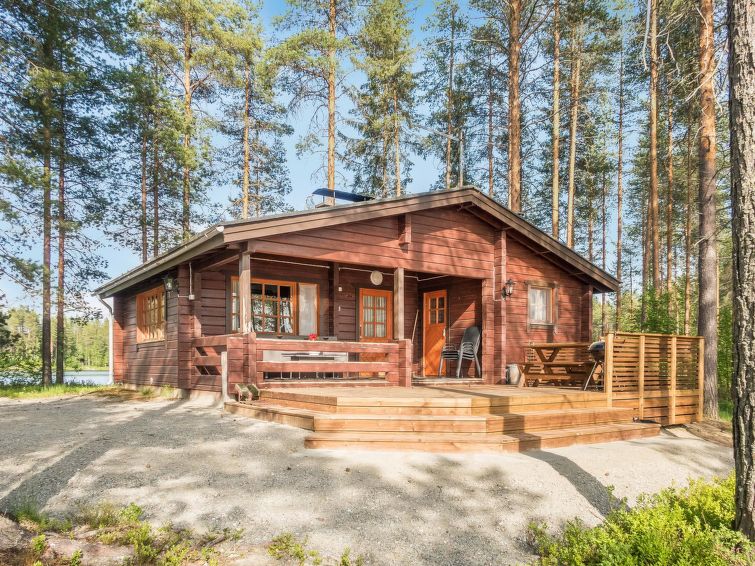 This log cottage by the Lake Pikku-Valkeinen in Välikoski area in Sotkamo was completed in 1982. Floor area 57 m². Kitchen, living room with beds for three, bedroom with separate beds for two. Sauna..