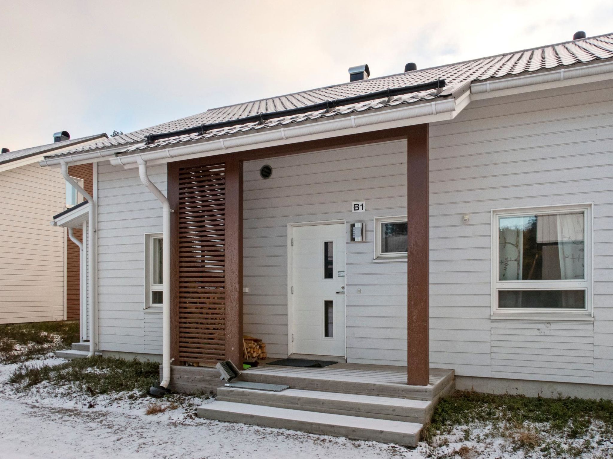 This luxury semi-detached house was completed in March 2013. Located near the Vuokatti skislopes. Floor area 97m². On the ground floor there is living room, kitchen, 2 bedrooms, sauna (electric heati..