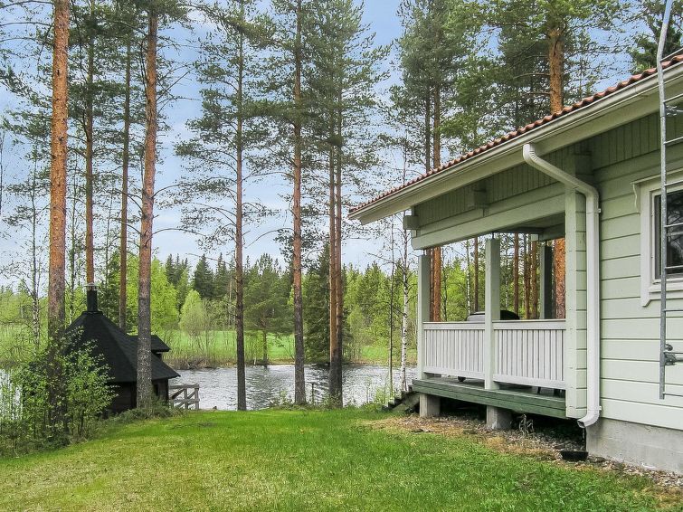 A well equipped villa (built in 2002) on the beach of Pieni Jormasjärvi, Sotkamo. Living area 73 m².
Kitchen, livingroom with fireplace. Two bedrooms, both with bed for two. Toilet, shower, sauna (..