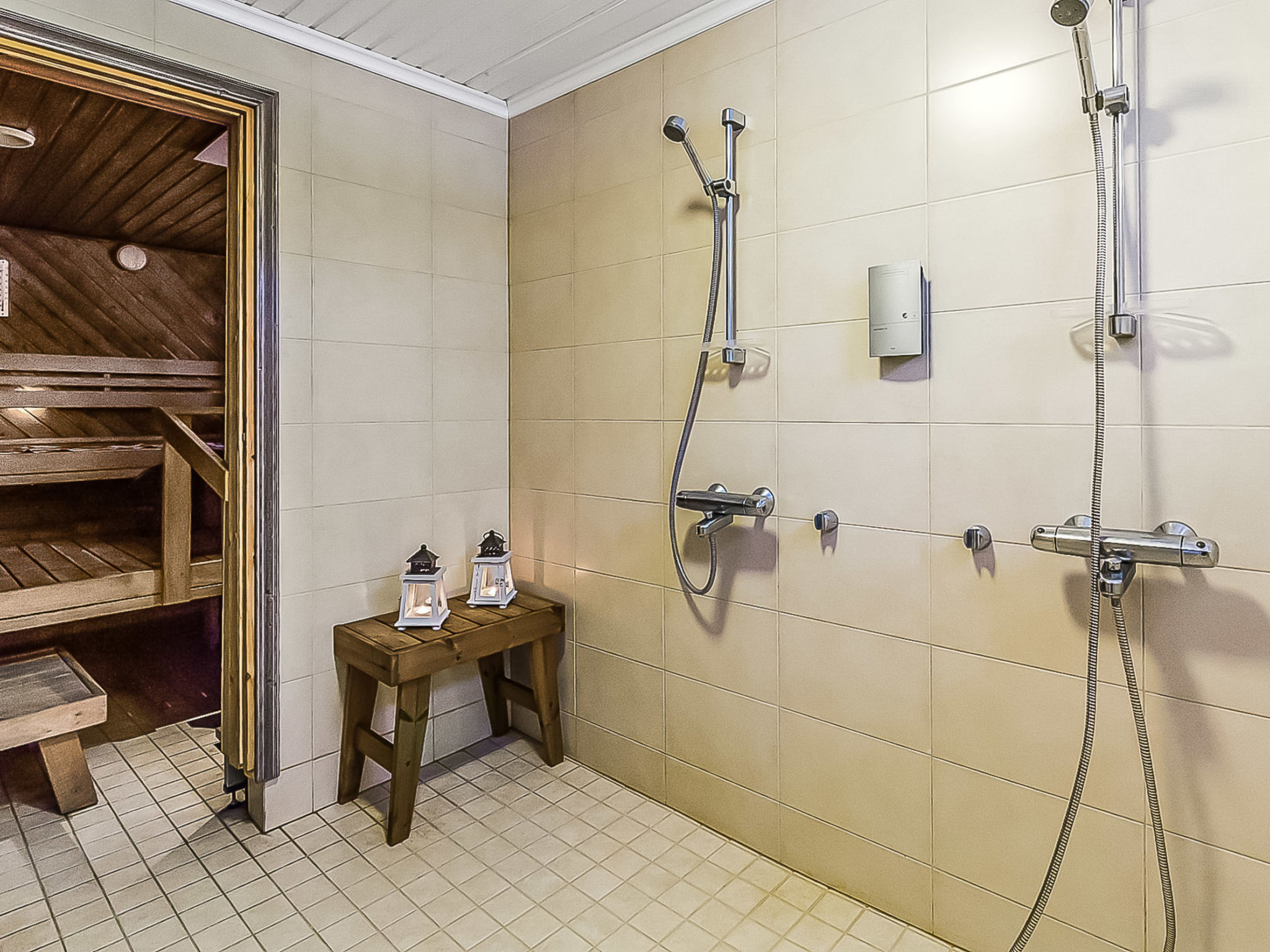 Päätalo, mökkilomat ja perhejuhlat - Inside