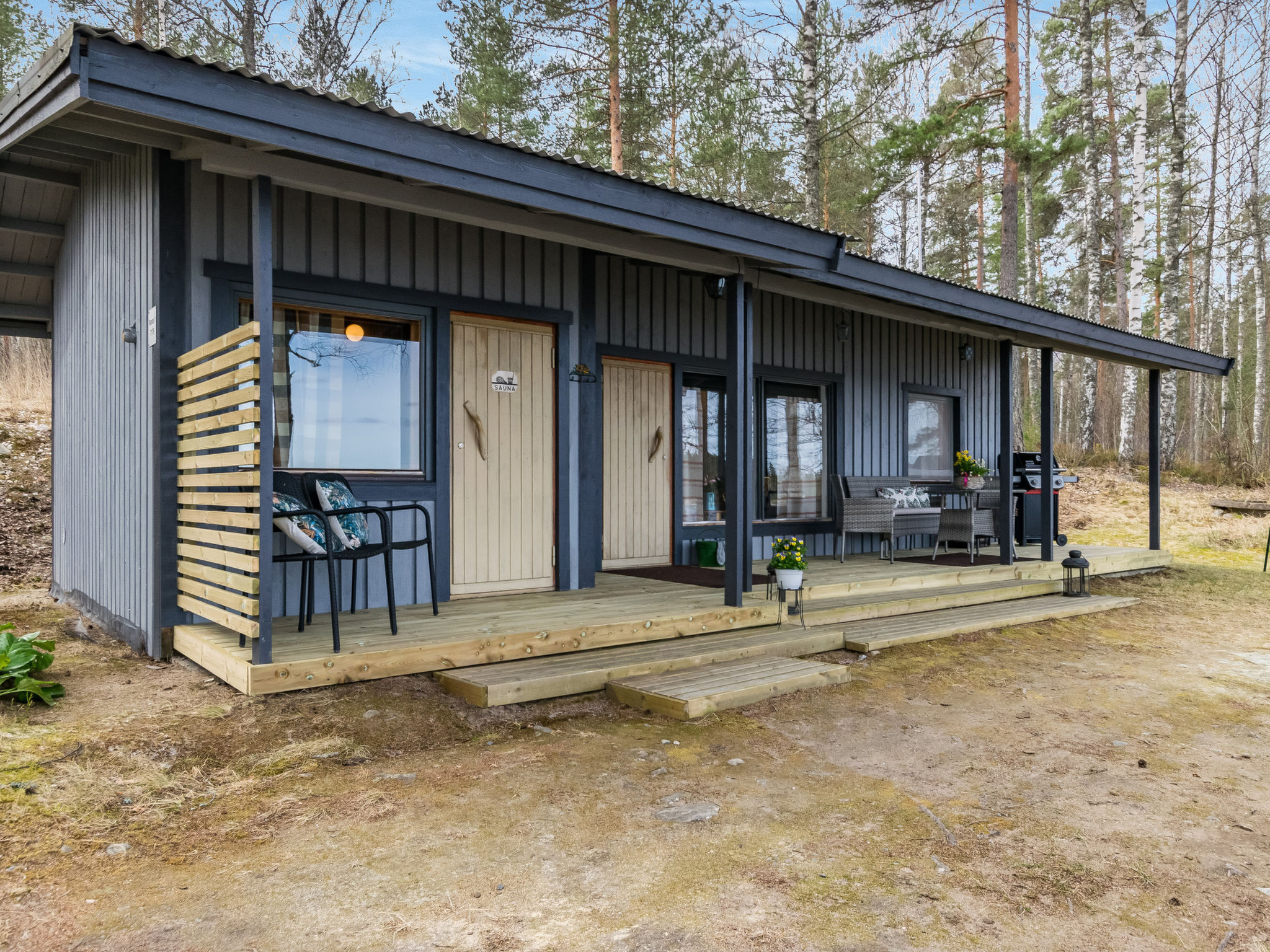 Imagine yourself on the shores of Lake Päijänne, just a stone's throw from Lahti, where this charming cabin awaits you. Located only 10 meters from the lakeshore, with a firm and gently sloping sand..