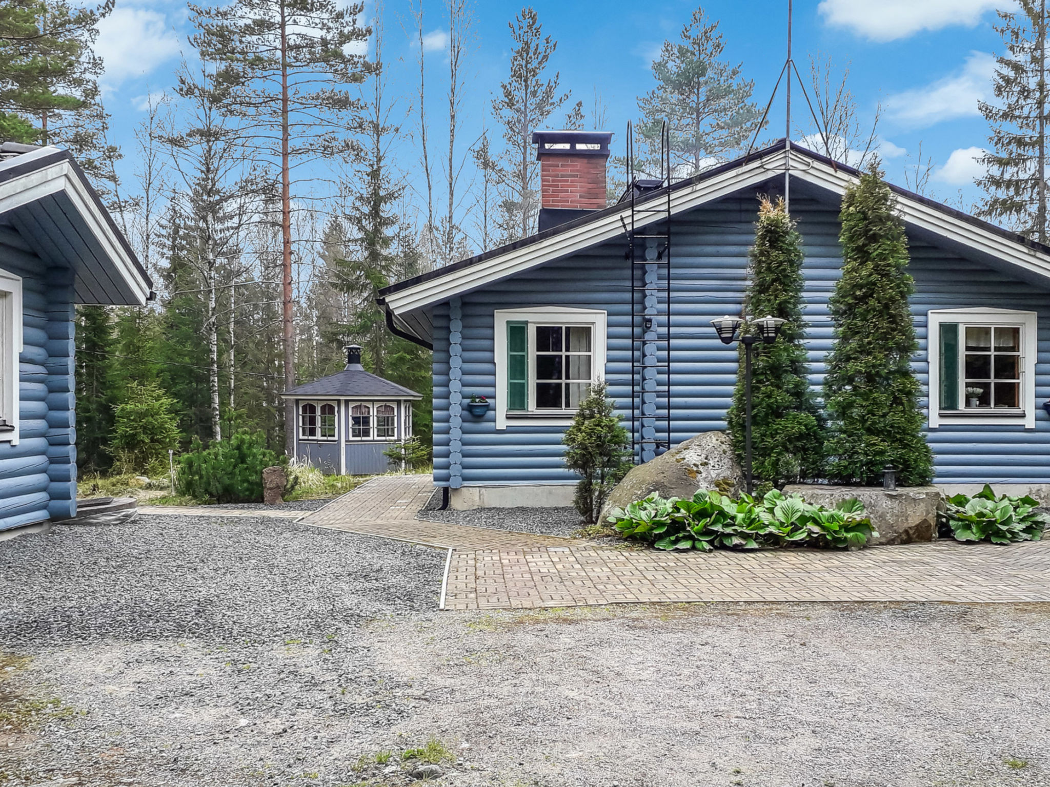 145 km north-east of Helsinki, Pikkukiimalampi pool 100 m (length 200 m, width 150 m), hard, hard sanded mud bottom, own boat. 

Log cottage 2001, living room/kitchen with convertible sofabed, bedroom..