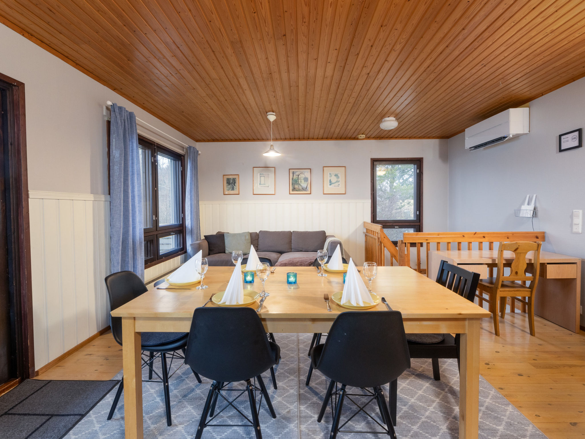 28 km north of Hämeenlinna, Lake Ilmoilanselkä 35 m (length 5 km, width 3 km), shallow, hard sand bottom, pier and rowing boat.

2-storey wooden/breeze block cottage 1994. Interiors renovated 2017, ..