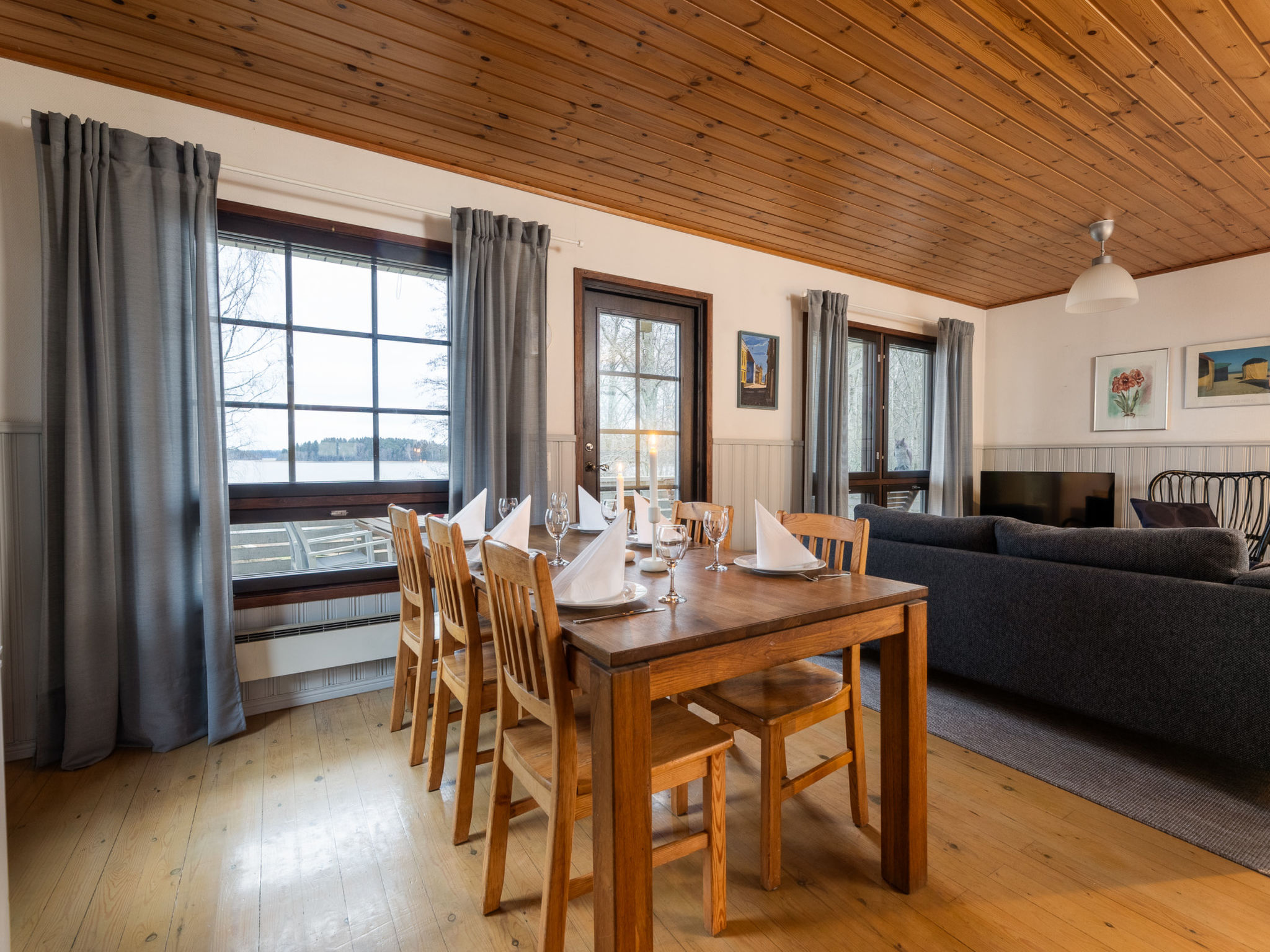 28 km north of Hämeenlinna, L.Ilmoilanselkä 35 m (length 5 km, width 3 km), shallow, hard sand bottom, pier and rowing boat.

2-storey wooden/breeze block cottage 1994. Kitchen and interior renovate..