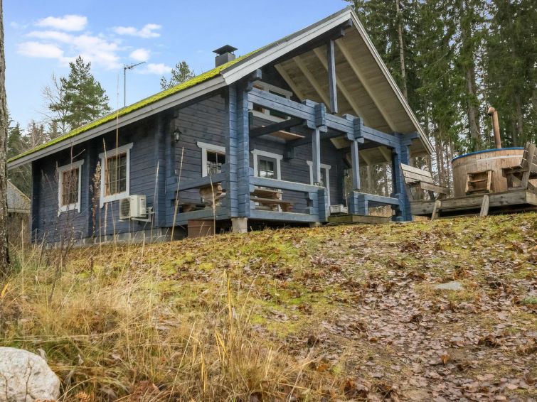 Maximal 2 Haustiere/Hunde erlaubt. 37 km nördlich von Hämeenlinna, See Iso-Roine 25 m (Länge 8 km, Breite 2 km), flacher und harter Felsboden, Anlegestelle und Ruderboot. Blockferienhaus, Baujahr 2..