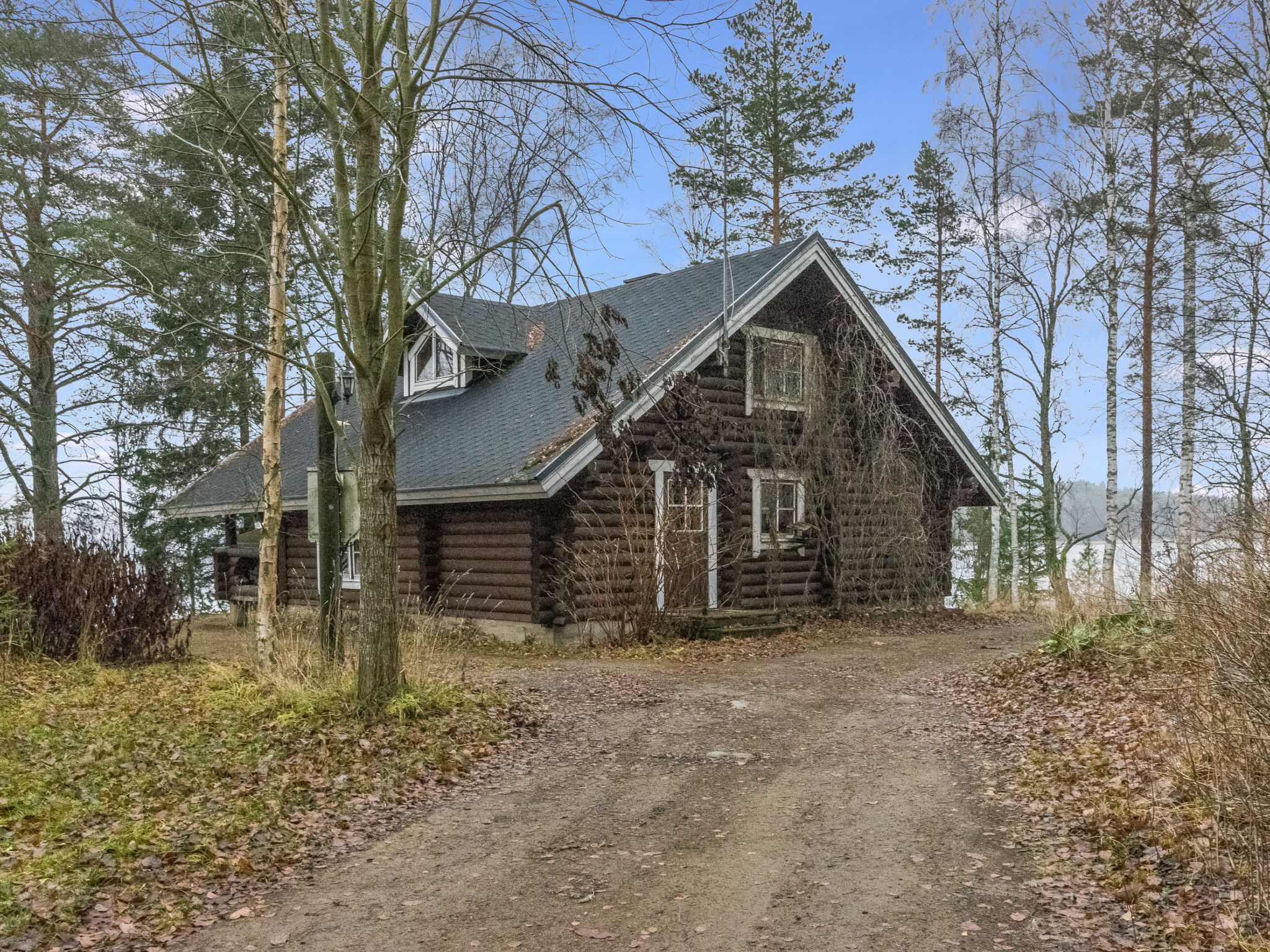 Kärkimökki - Binnen
