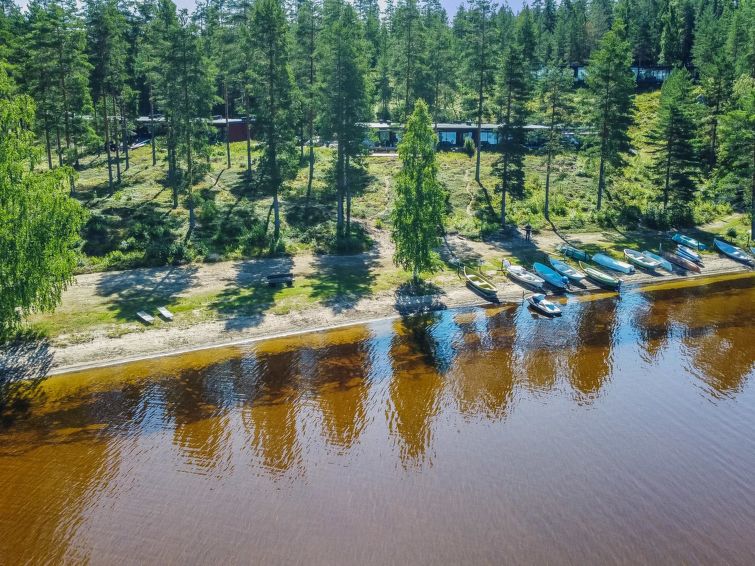 70 km to the south from Jyväskylä, lake Puttolanselkä 40 m (width 1.4 km, length 6 km), shallow approx. 400 m wide, natural sand beach shared by the area's apartments, rowing boat (only for the use..