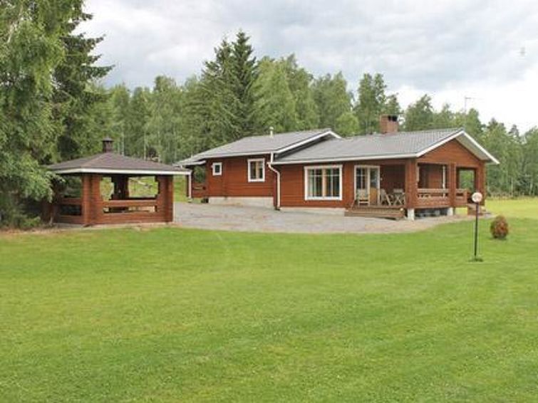 50 km nordwestlich von Tampere, Kyrösjärvi 25 m (Länge 30 km, Breite 5 km), flacher und hart geschliffener Lehmboden, eigenes Boot und Anlegestelle. Blockhaus, Baujahr 2001, Küche, Wohnzimmer, 2 S..