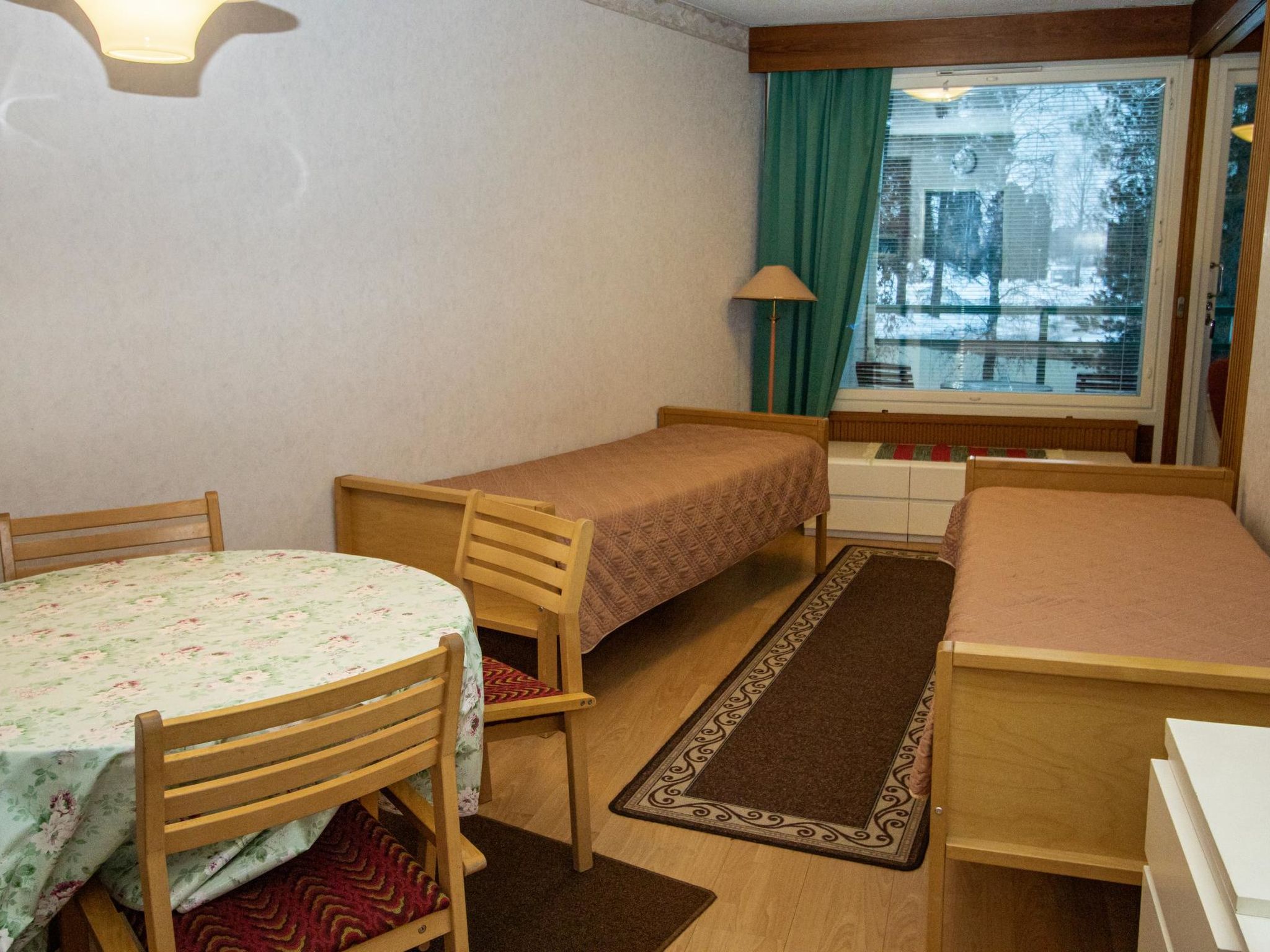 Kylpylä-hotelli, huone 242-Binnen