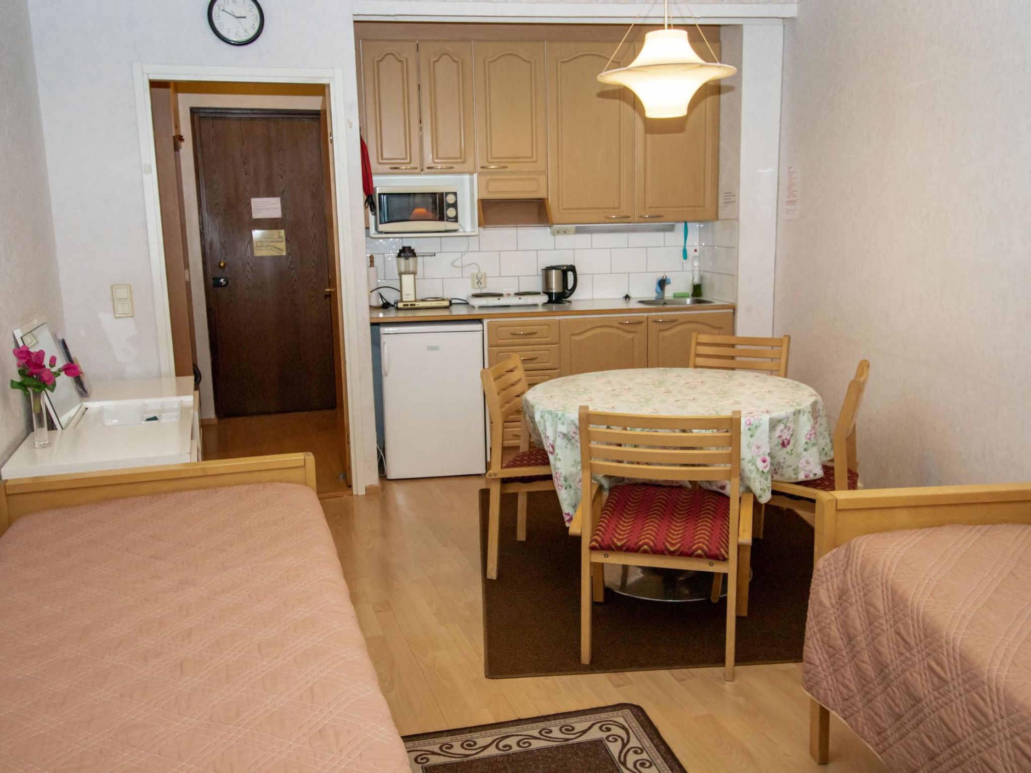 Kylpylä-hotelli, huone 242-Binnen