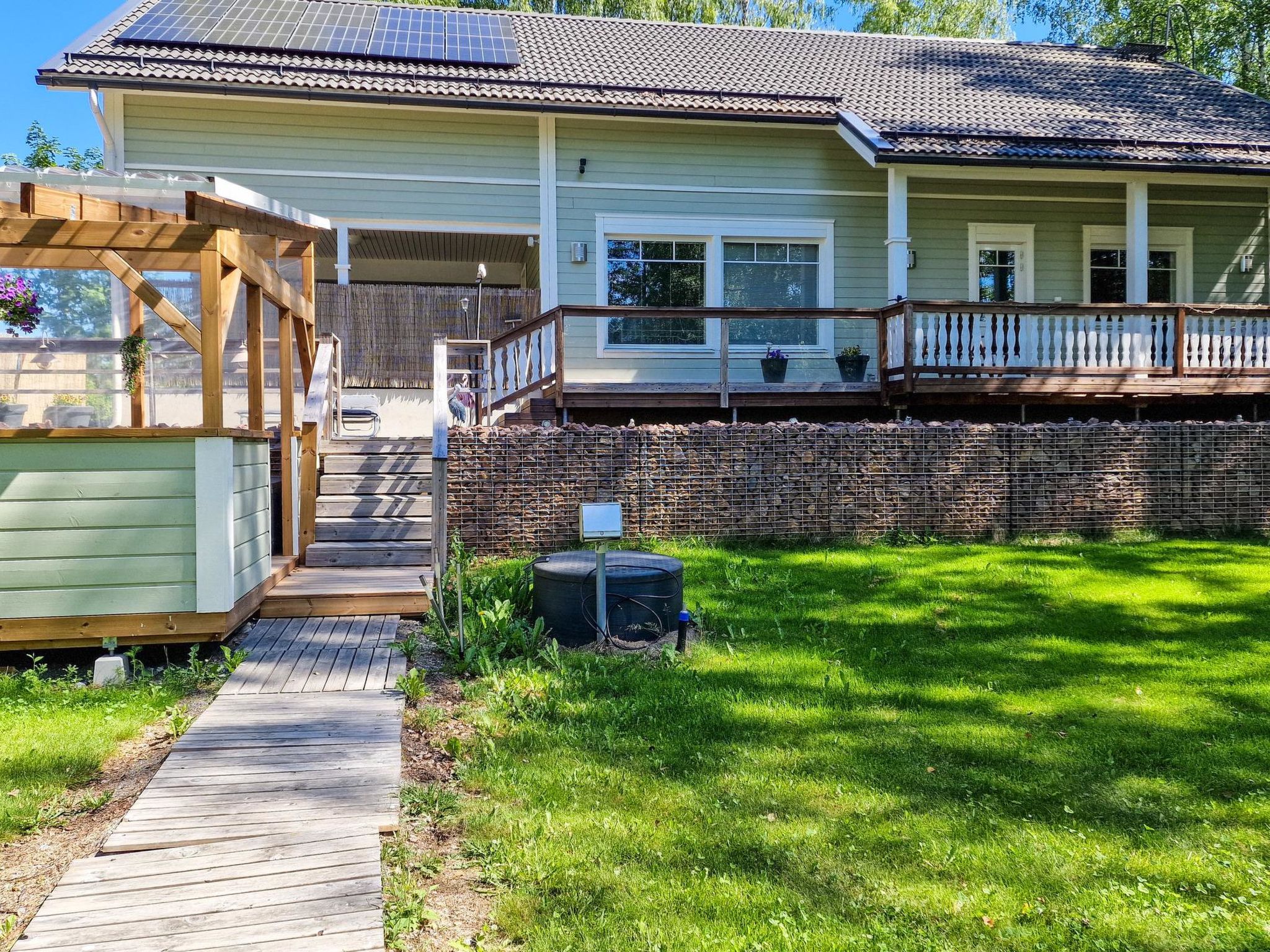 This 68 m² cabin, completed in 2016, is located by Lake Nuorronjärvi, just about 25 km from Tampere, making it easily accessible.

The main cabin features a living room/kitchen with a pull-out sofa ..