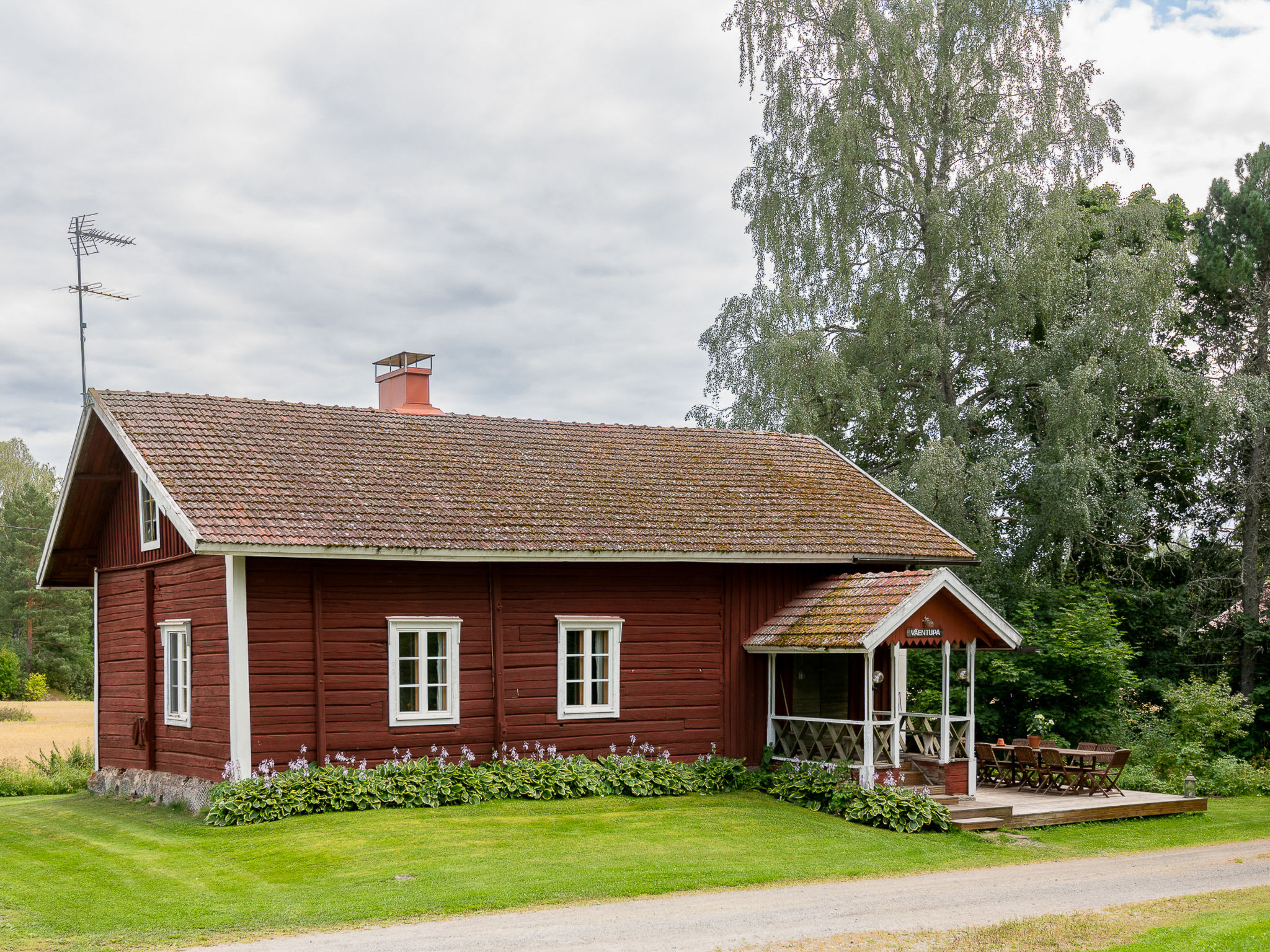 A beautiful log house in stunning country surroundings by the Sysmä waterways.

40 km north-west of Heinola, Tainionvirta and the magnificent restored Virtaankoski rapids are 100 m away. Short water ..