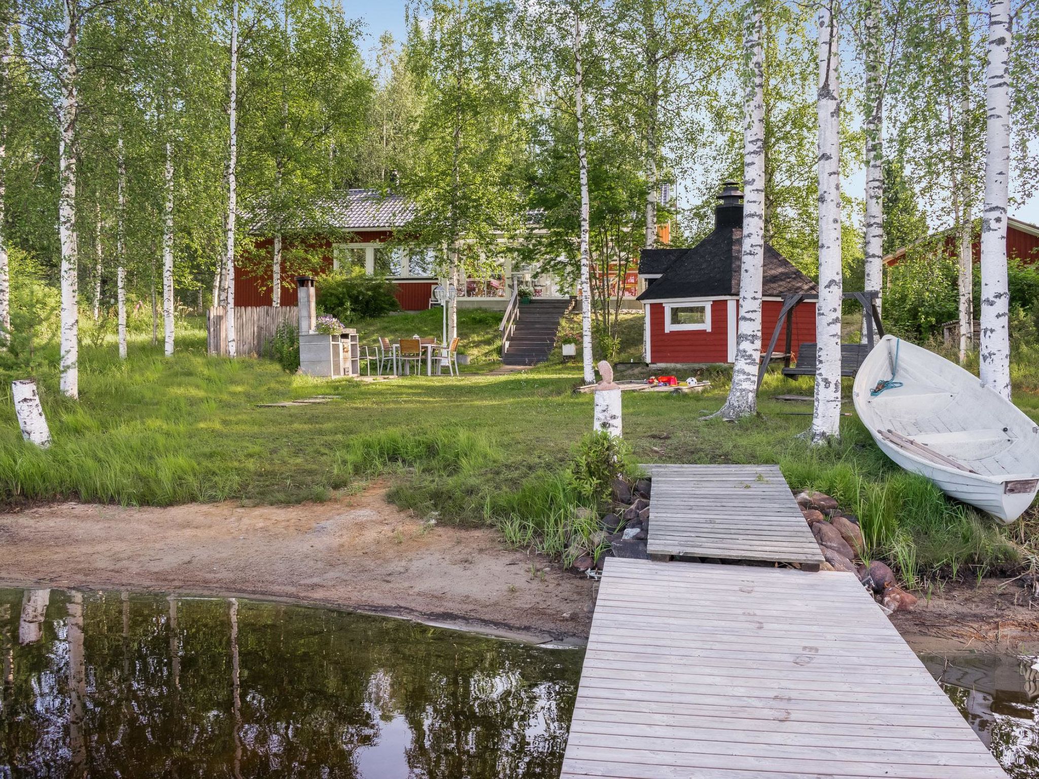 73 km to the north from Joensuu, lake Kuhnusta 24 m (1,93 km²), shallow, child-friendly and gently deepening bottom, beach opens to the southwest, boat, canoe and pier. Wooden holiday cottage 1993, l..