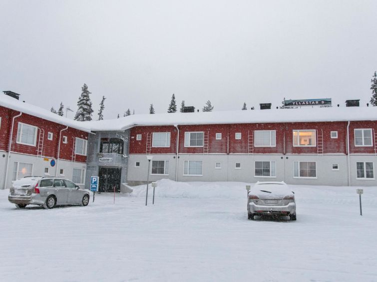 40 km nördlich von Kolari, See Äkäslompolo 1 km, Strand 1.5 km. Ferienwohnung, im Apartmenthotel, für 2 Personen, Baujahr 2010. Wohnküche, Nische mit zwei getrennten Betten, Sauna (elektrisch beh..