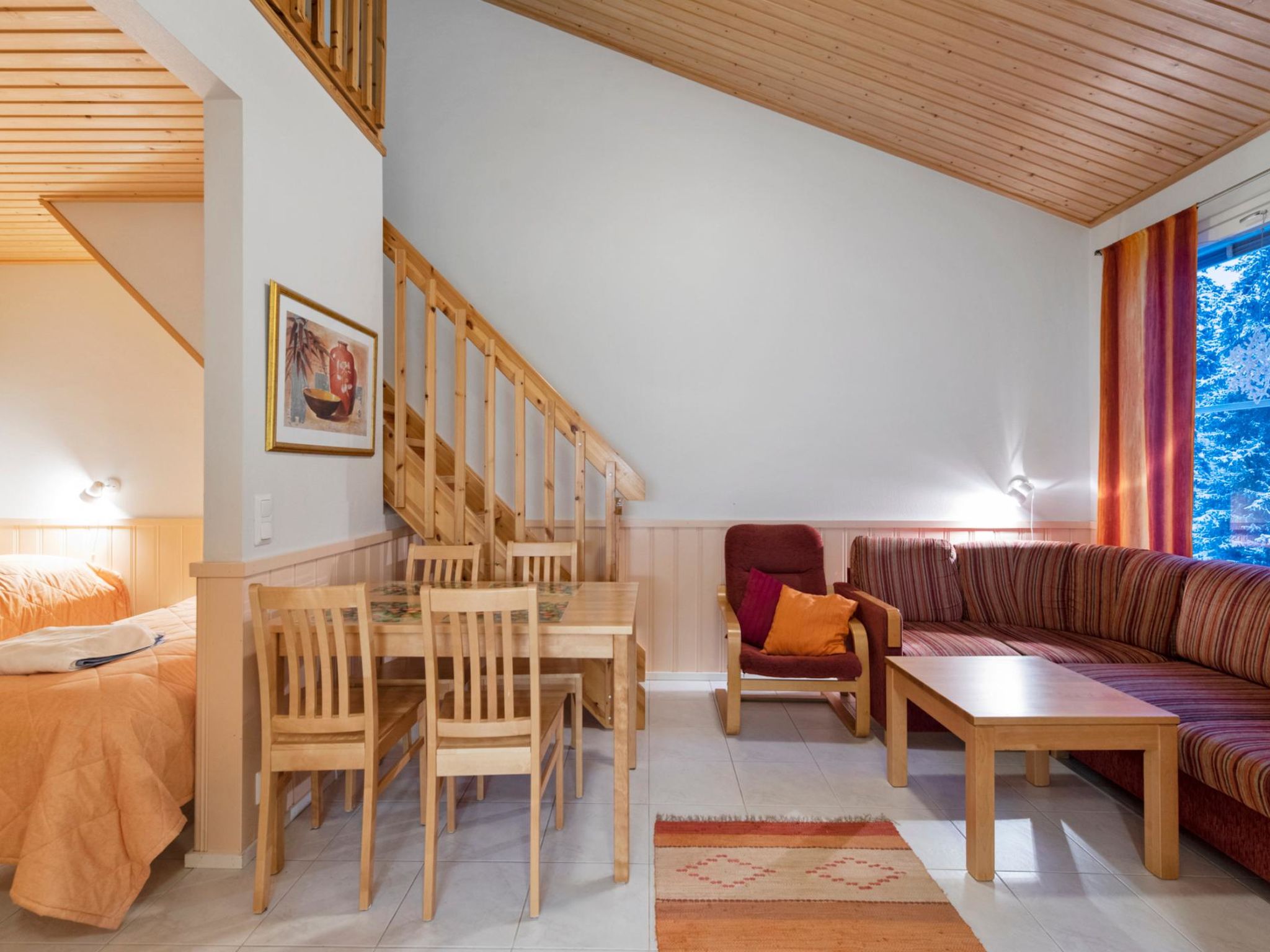 40 km north of Kolari, Lake Äkäslompolojärvi 1 km, swimming shore 1.5 km. An apartment for 2+2 persons in apartment hotel, build 2006, area 44 m² of which 11 m² on the loft. 

Livingroom/kitchene..