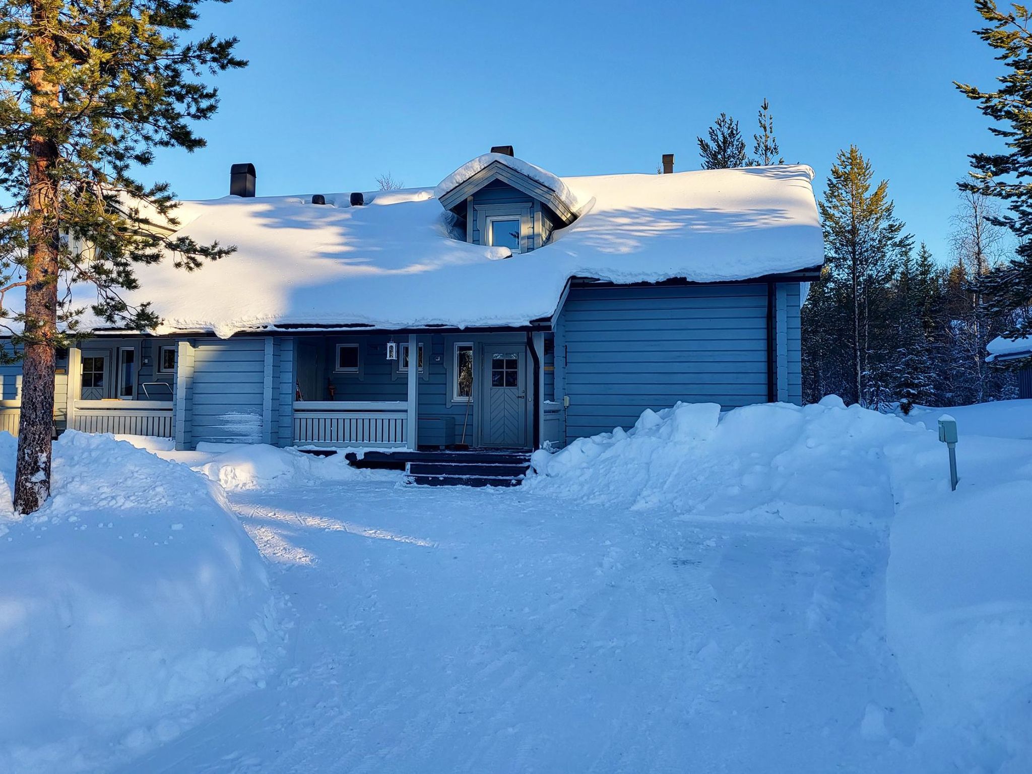 40 km north of Kolari, lake Äkäslompolo 2 km, swimming beach 2,5 km. Log semi-detached house apartment 2006. Livingroom/kitchen, two bedrooms each with two separate beds, loft (17 m2) with four sepa..