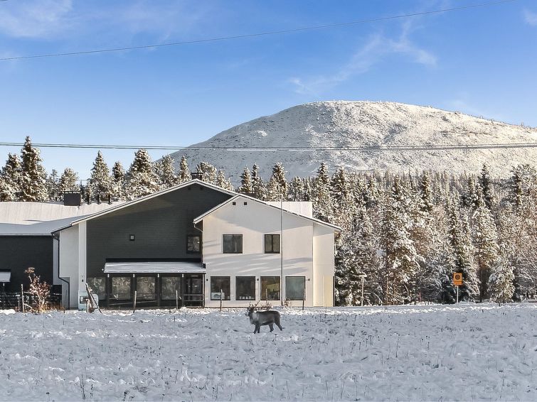 40 km to the north from Kolari, a holiday apartment located in the center of Äkäslompolo, built in 2019. Total area of the apartment is 64 m², living room/kitchen, 3 bedrooms, each with 2 single be..