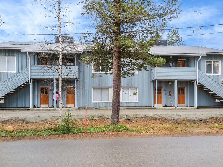 40 km North of Kolari, in the center of Äkäslompolo village. Apartment hotel apartment in up stairs, 27 m², 2 separate beds, kitchenette, bathroom/toilet, sauna. In basement storage for every apart..