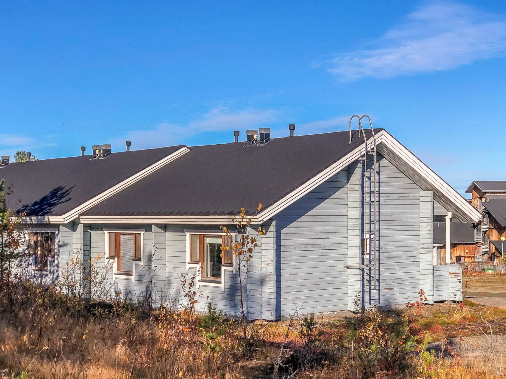 Log-built apartment in a row house with an excellent location in Äkäslompolo village. Services such as shops and equipment rentals are within walking distance. You can access the ski trails directly..