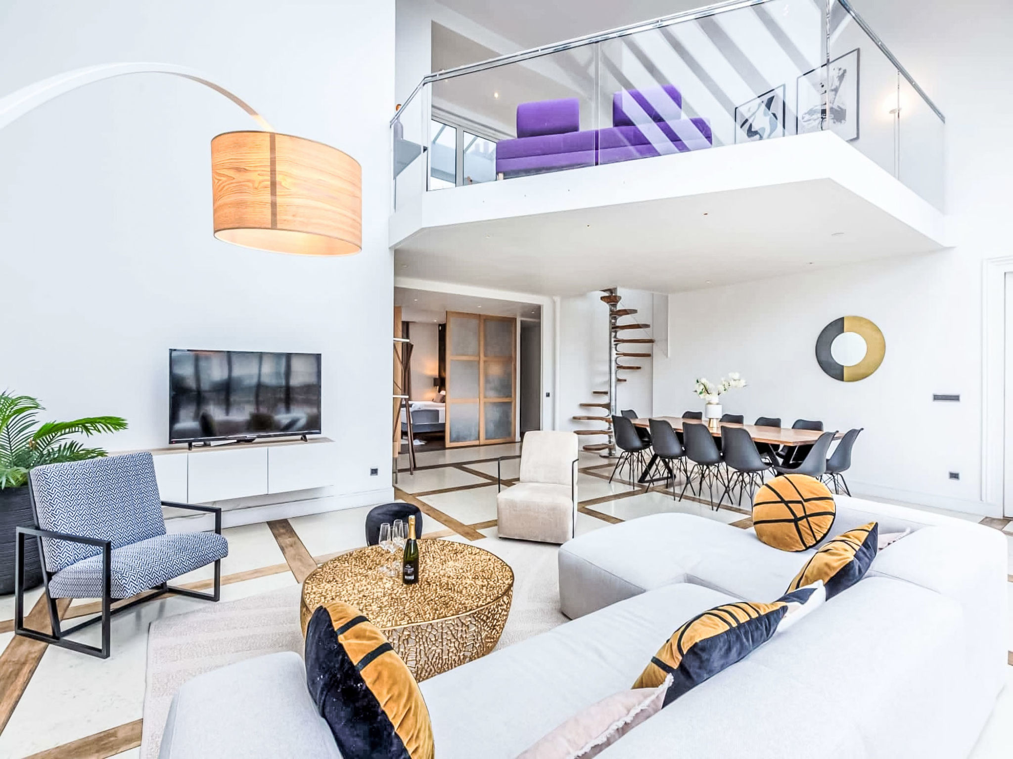 Spacious 5 Bedroom - Binnen