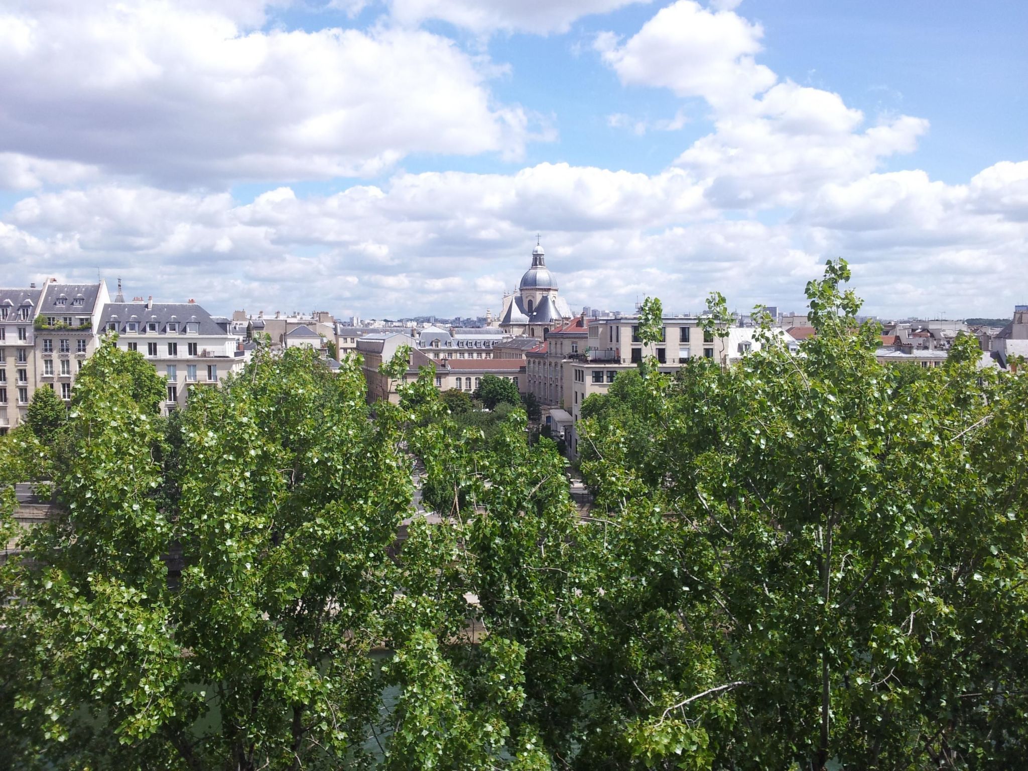 Schöner romantischer Blick auf die Seine-Binnen