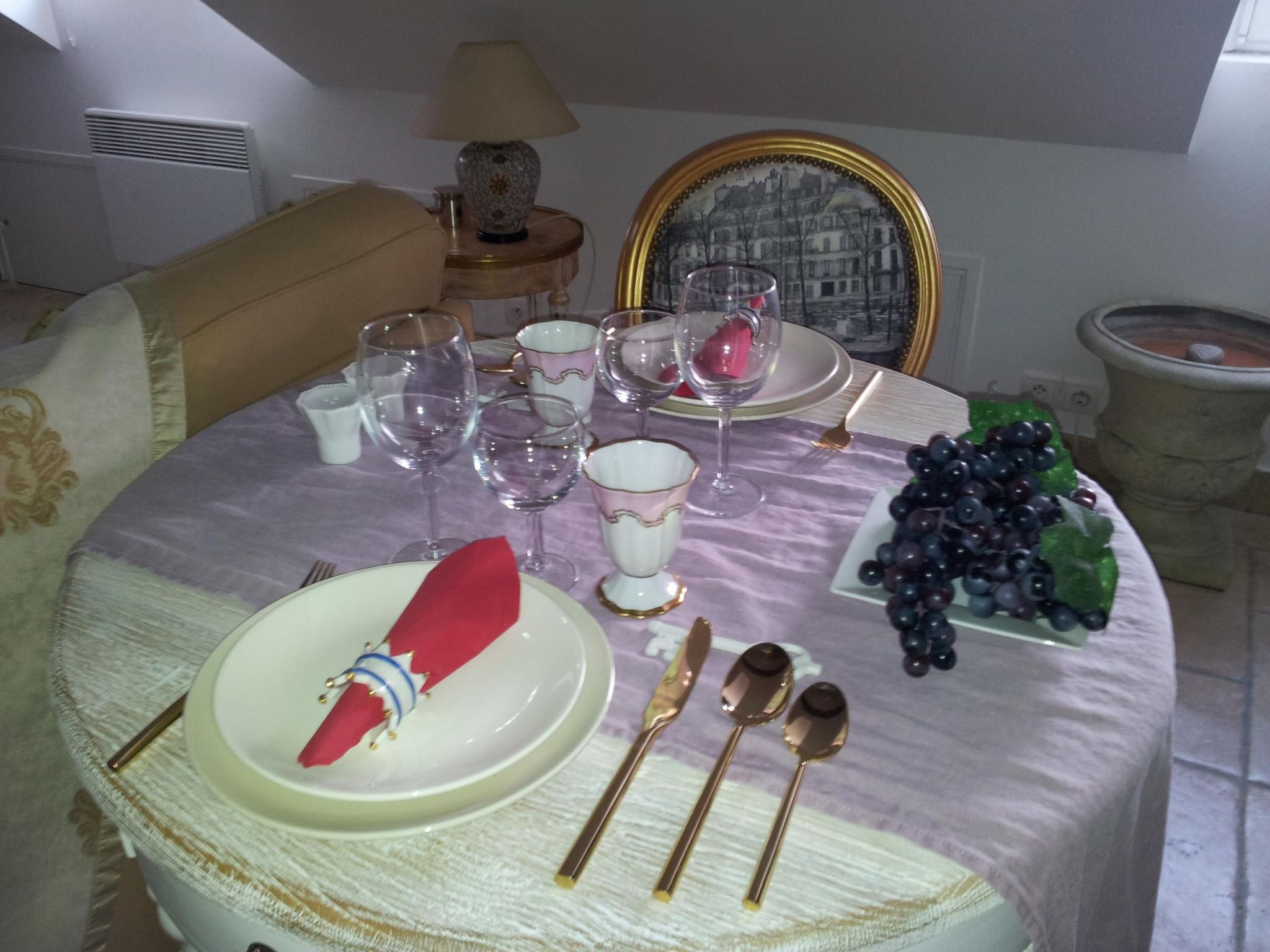 Schöner romantischer Blick auf die Seine-Binnen