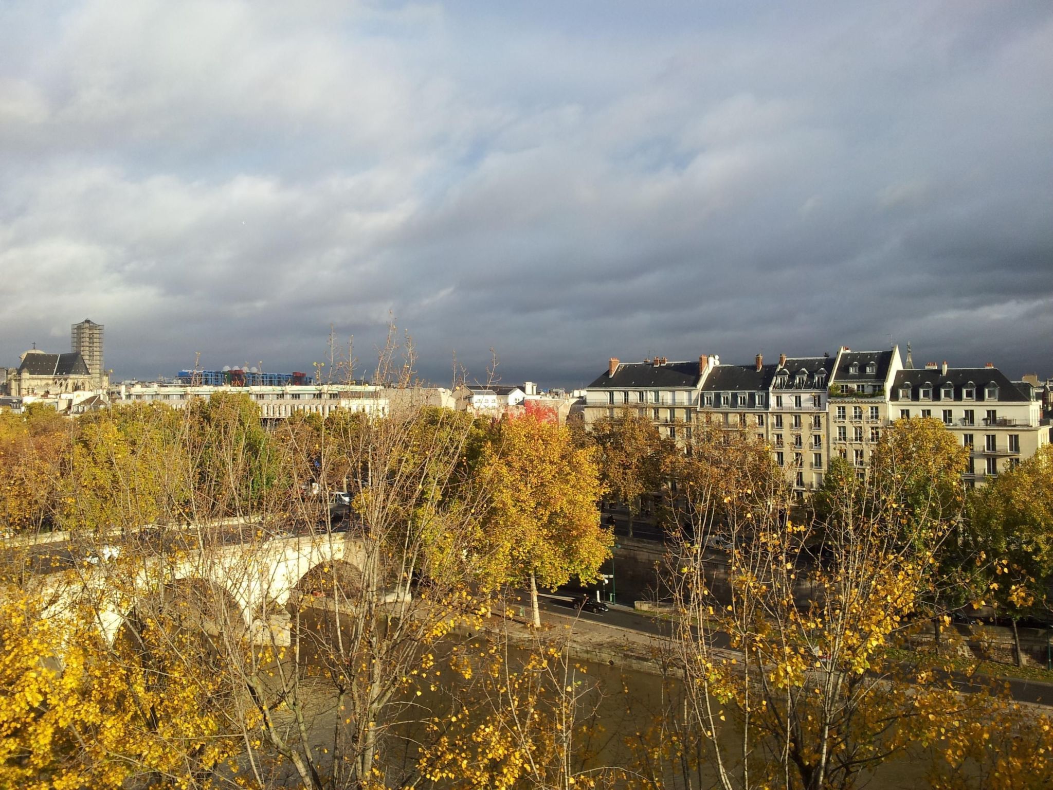 Schöner romantischer Blick auf die Seine-Binnen