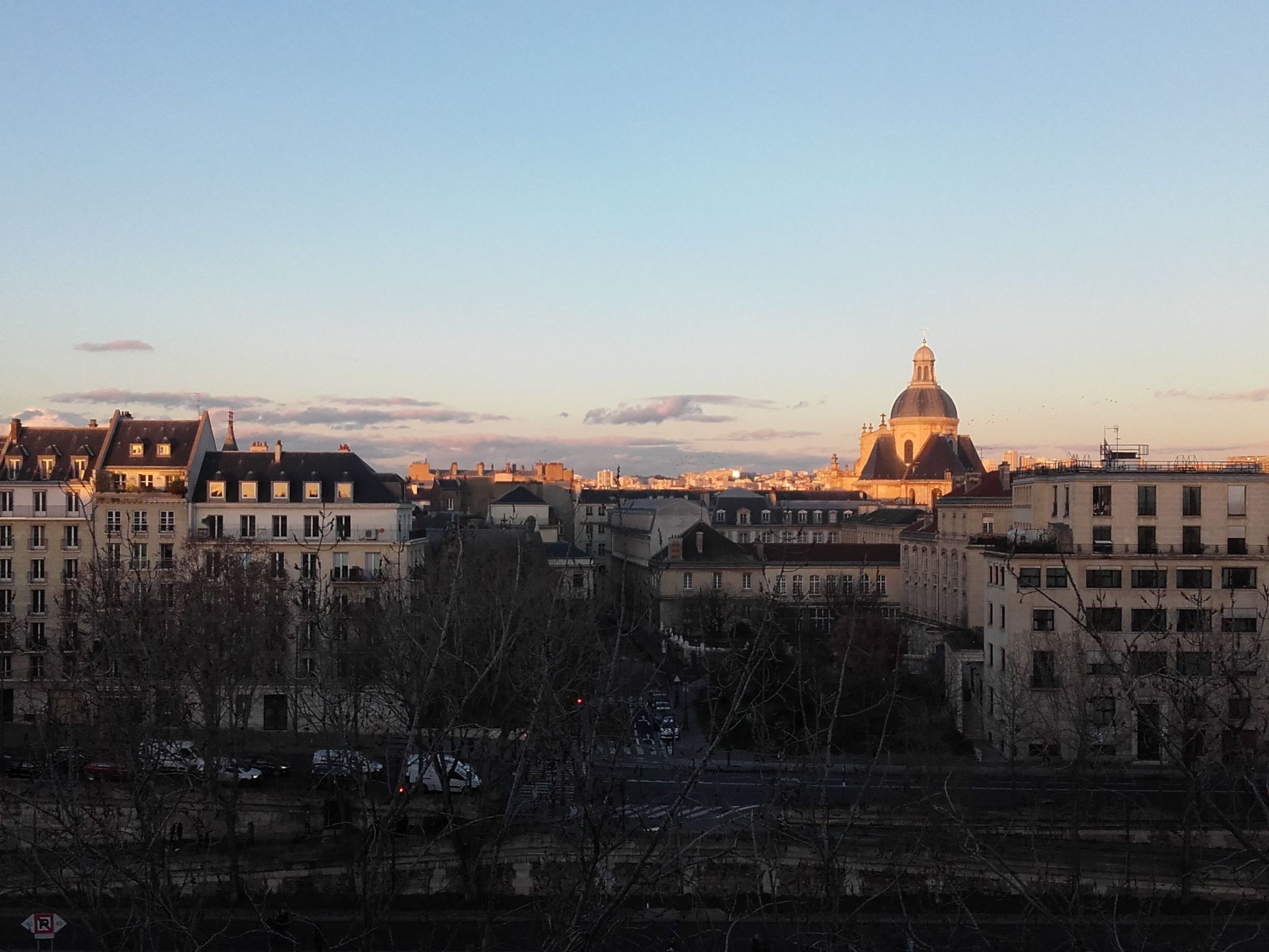 Schöner romantischer Blick auf die Seine-Binnen