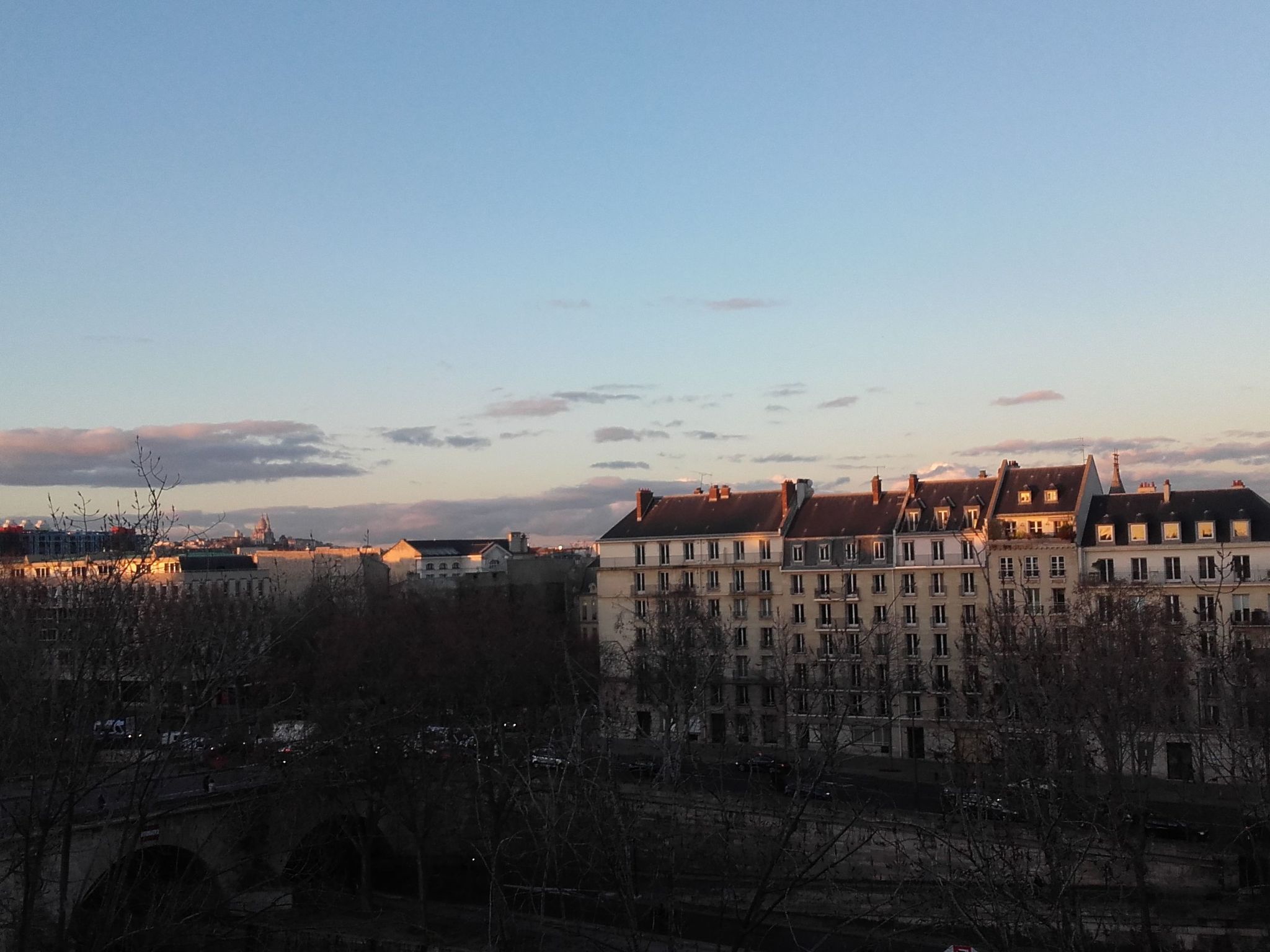 Schöner romantischer Blick auf die Seine-Binnen