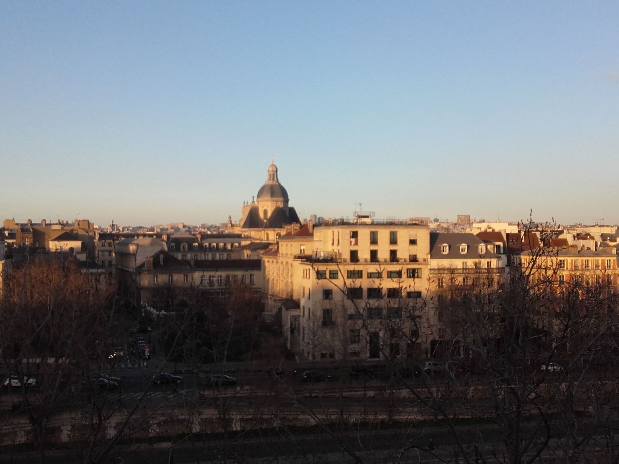 Schöner romantischer Blick auf die Seine-Binnen