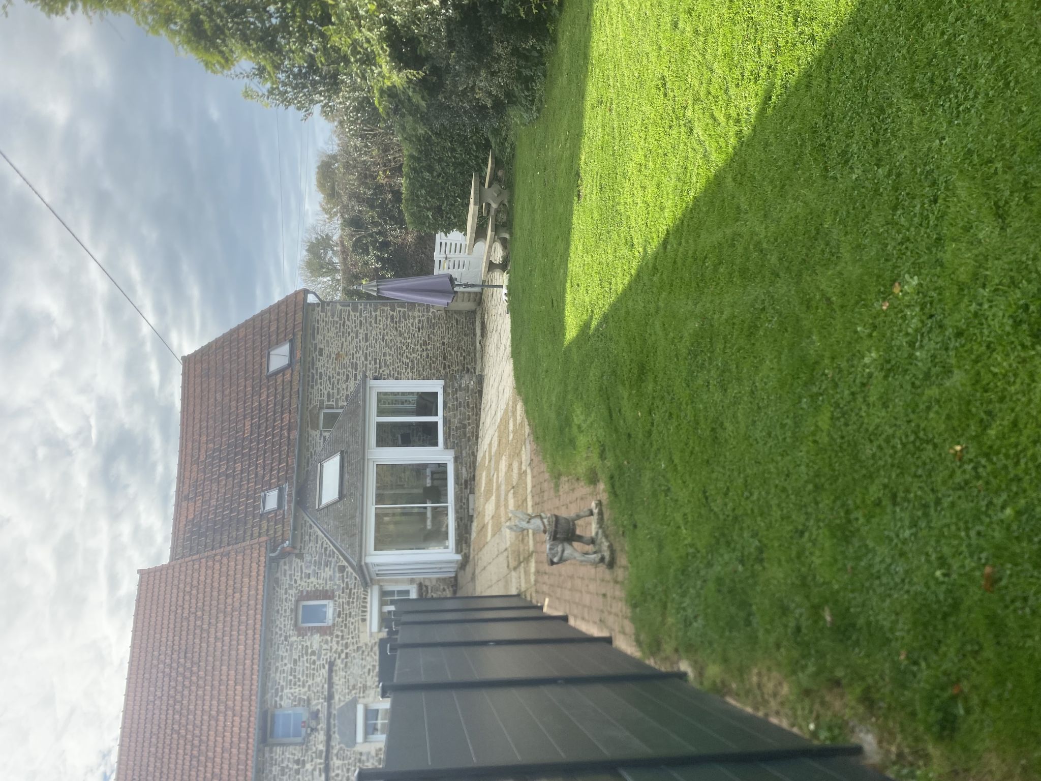 Le Rouge gorge-Outside