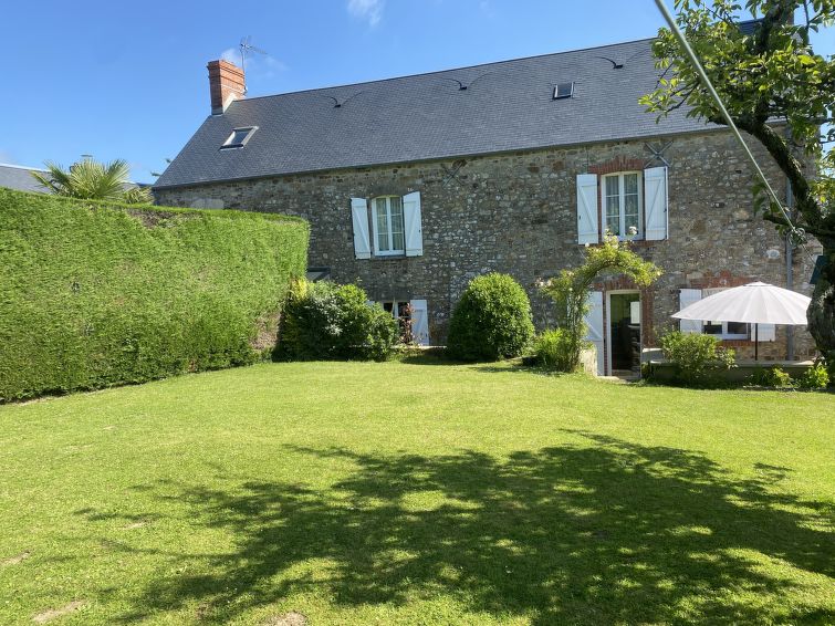"La Bonneraie", halfvrijstaand huis 5-kamers 120 m2 op 2 verdiepingen. Antiek en met veel hout ingericht: woon-/eetkamer met eettafel, Sat-TV, radio en DVD. Groot keuken (oven, afwasmachine, 4 kookpit..