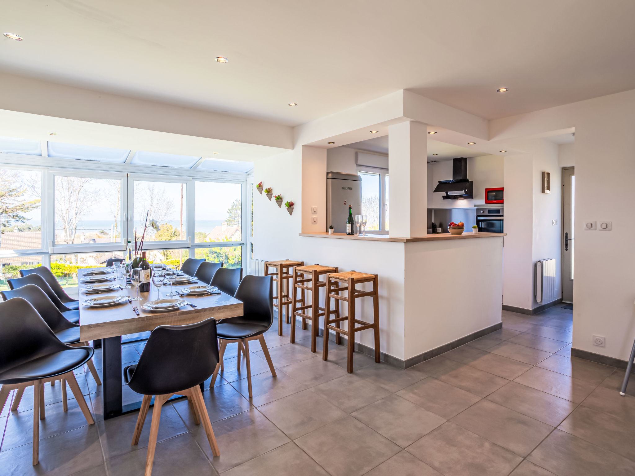 Huis 7-kamers 128 m2 op 2 verdiepingen, op het noorden gelegen. Gerenoveerd in 2024: eetkamer. Salon met veranda met TV (Flatscreen TV). 2 kamers, elke kamer heeft 1 2-pers bed (140 cm, lengte 190 cm)..