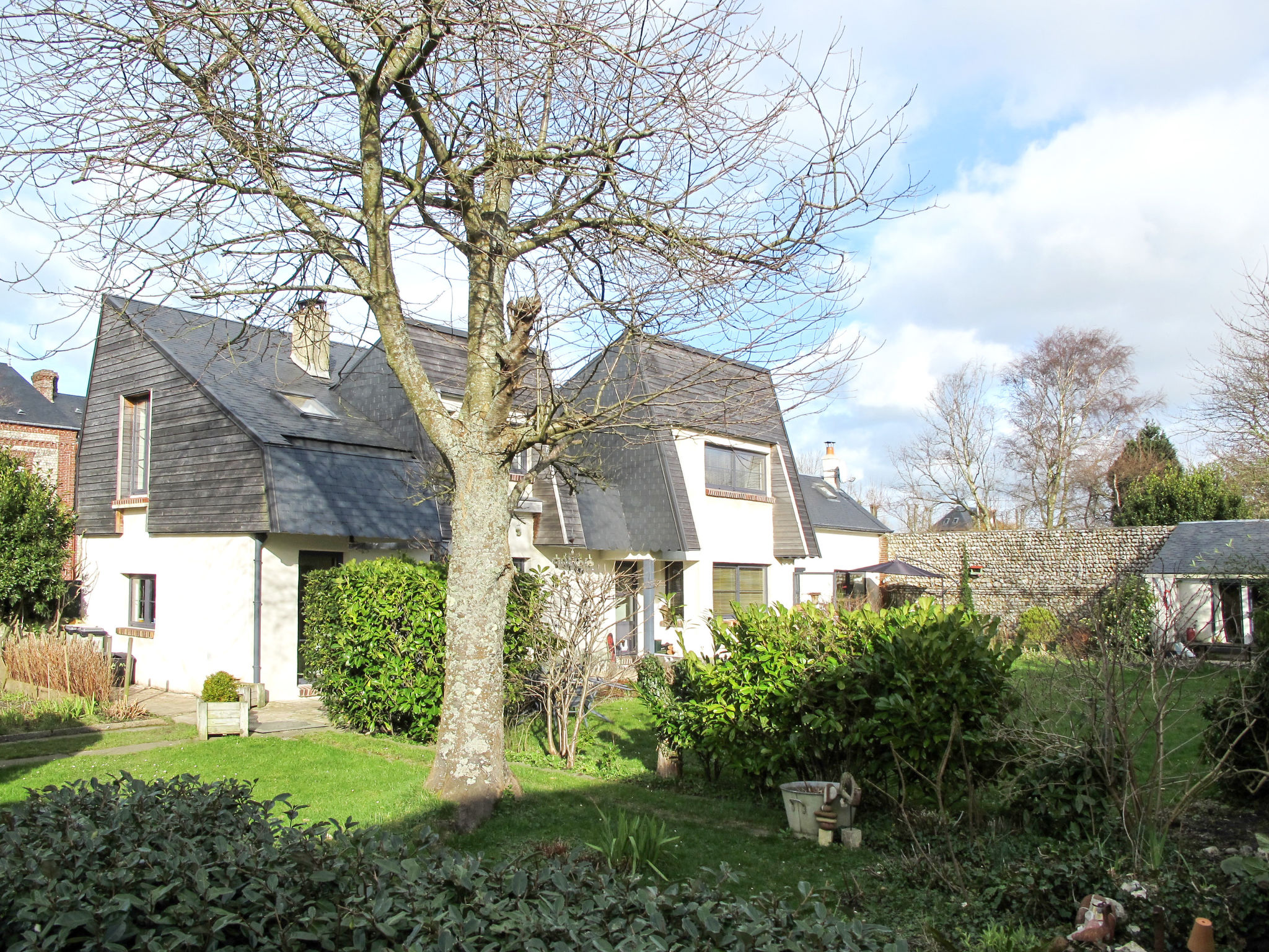 "Entre mer et jardin", huis 3-kamers 53 m2 op 2 verdiepingen. Het objekt is geschikt voor 2 volwassenen + 2 kinderen. Licht, comfortabel en smaakvol ingericht: woon-/eetkamer met open haard, eettafel,..