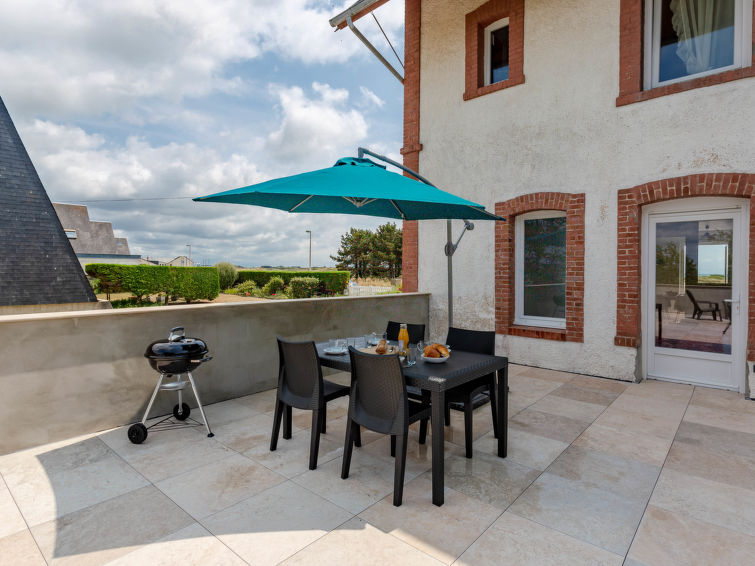 Search and Stay destination Port-Bail-sur-Mer, Normandie - France from AU$ 229. Sù la plage