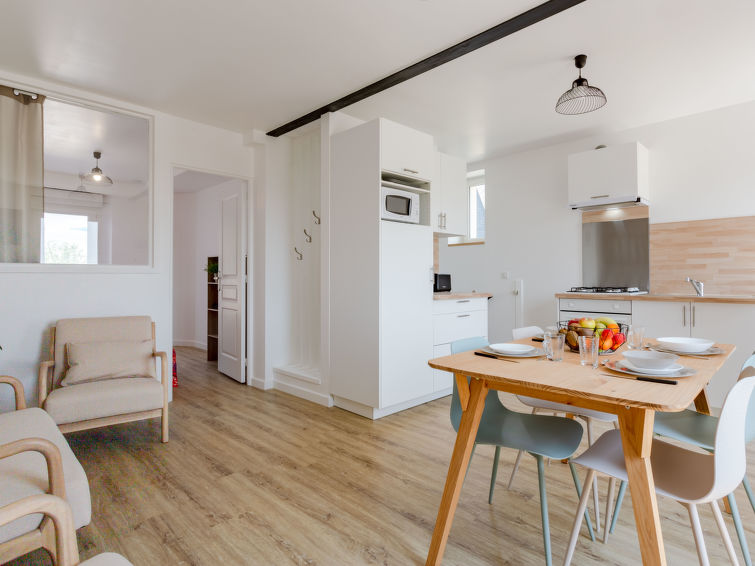 Search and Stay destination Port-Bail-sur-Mer, Normandie - France from AU$ 229. Sù la plage