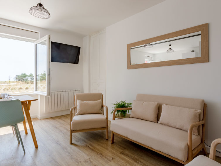 Search and Stay destination Port-Bail-sur-Mer, Normandie - France from AU$ 229. Sù la plage