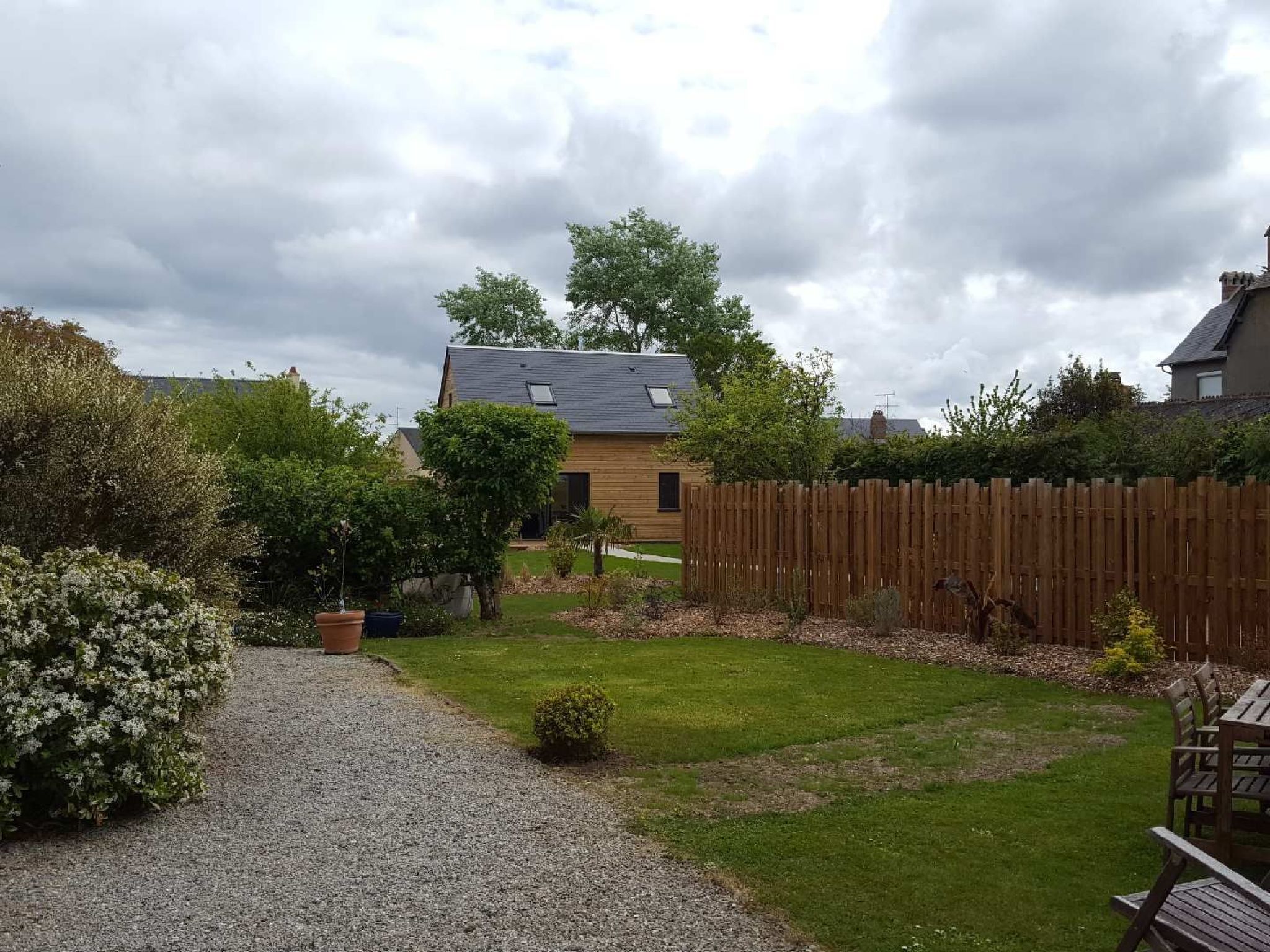 Charmantes Holzhaus in einer grünen Umgebung-Binnen