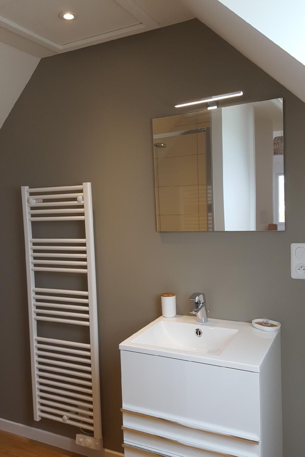 Charmantes Holzhaus in einer grünen Umgebung-Binnen