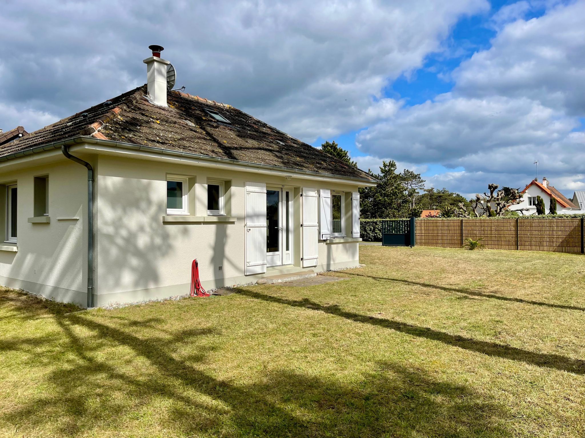 Haus im Erdgeschoss in Strandnähe-Binnen
