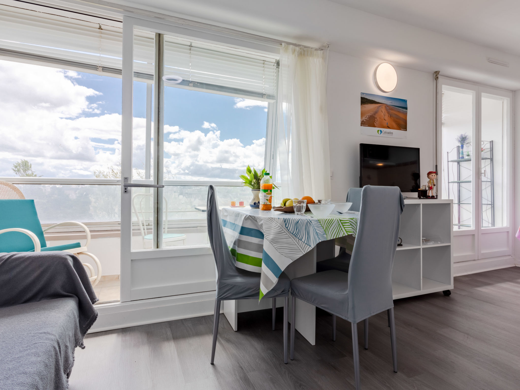 1-Zimmer-Studio 22 m2 im 4. Stock, Südlage. Wohn-/Esszimmer mit 1 Doppeldiwanbett (150 cm, Länge 200 cm), TV (Flachbildschirm). Ausgang zur Loggia. Kochnische (2 Kochplatten, Toaster, Wasserkocher, ..