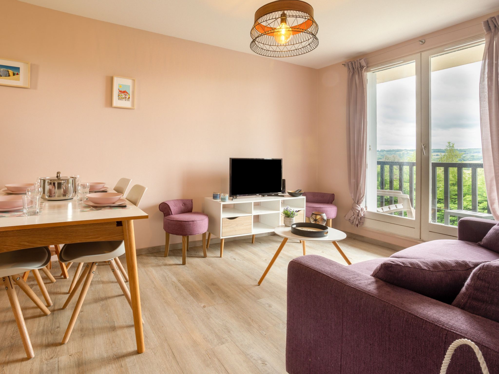 Appartement 2-kamers 30 m2, op de begane grond. Gerenoveerd in 2020, modern en gezellig ingericht: hal. Woon-/eetkamer met 1 2-pers divanbed (1 x 140 cm, lengte 190 cm), TV (Flatscreen TV). Uitgang na..