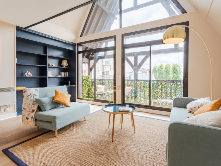 "Les Jardins du Yacht Club", maisonette 2-kamers 54 m2 op de 3e verdieping, op het zuiden gelegen. Licht: hal. Woon-/eetkamer, hoogte van het plafond 5 - 50 cm. Uitgang naar het balkon. Keuken (4-pits..