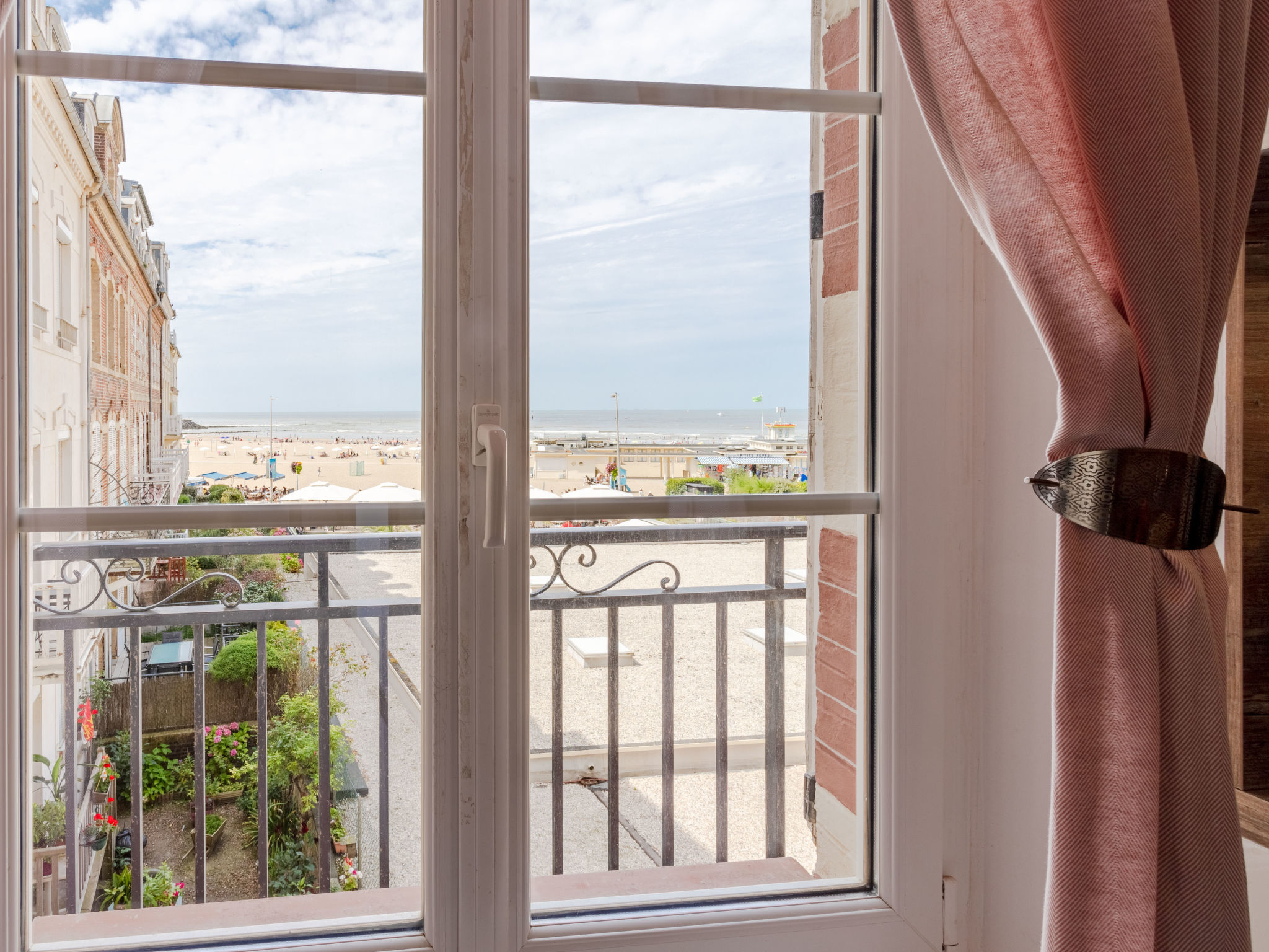 L'hôtel de Paris-Buiten