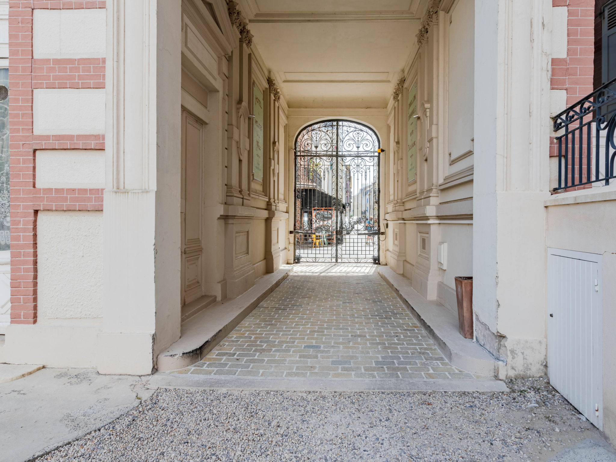 L'hôtel de Paris-Buiten