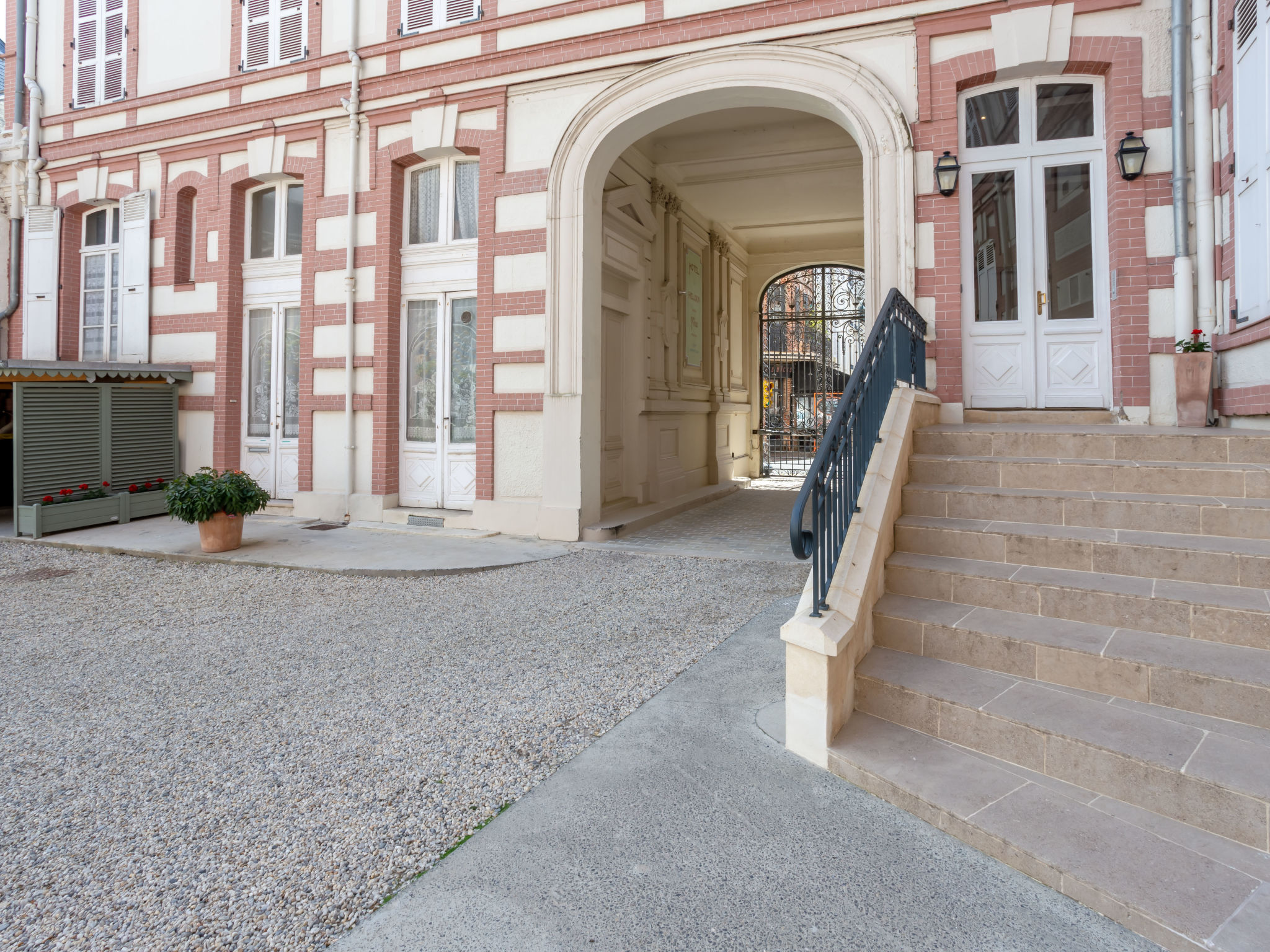 Photo of L'hôtel de Paris