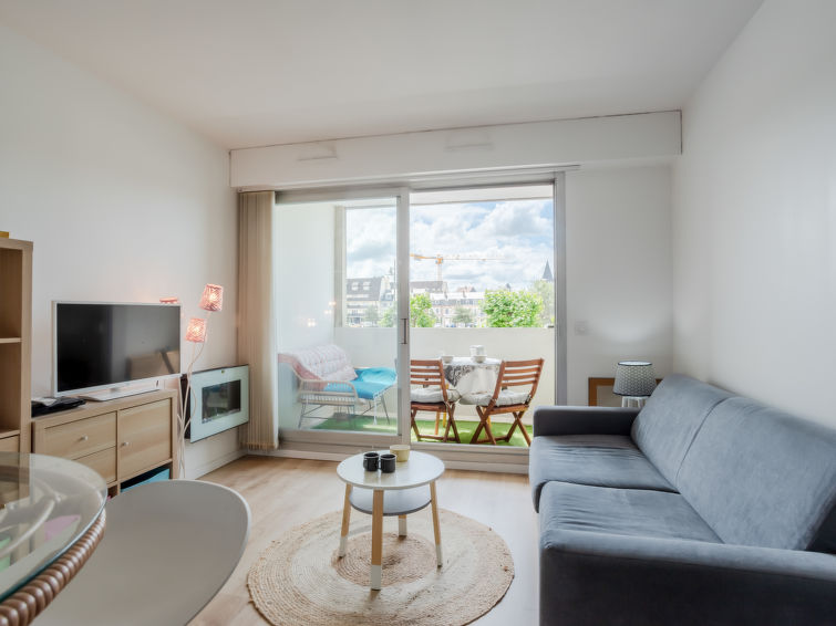 "Port Trouville", studio 1-kamer 22 m2 op de 1e verdieping, op het zuidwesten gelegen. Woon-/slaapkamer met 1 2-pers divanbed (1 x 140 cm, lengte 190 cm), TV (Flatscreen TV). Uitgang naar het balkon. ..