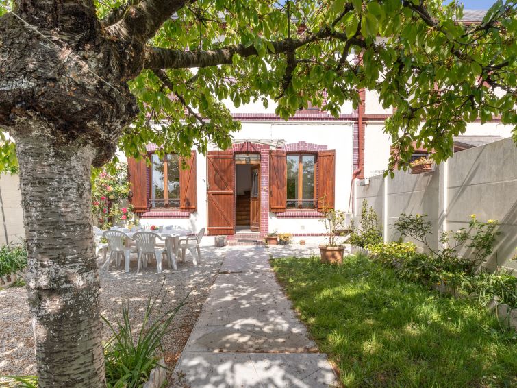 Huis in een rij 3-kamers 72 m2 op 2 verdiepingen, op het zuidwesten gelegen. Woon-/eetkamer met TV (Flatscreen TV). Uitgang naar de tuin, naar het terras. Keuken (oven, afwasmachine, 4 inductiekookpla..