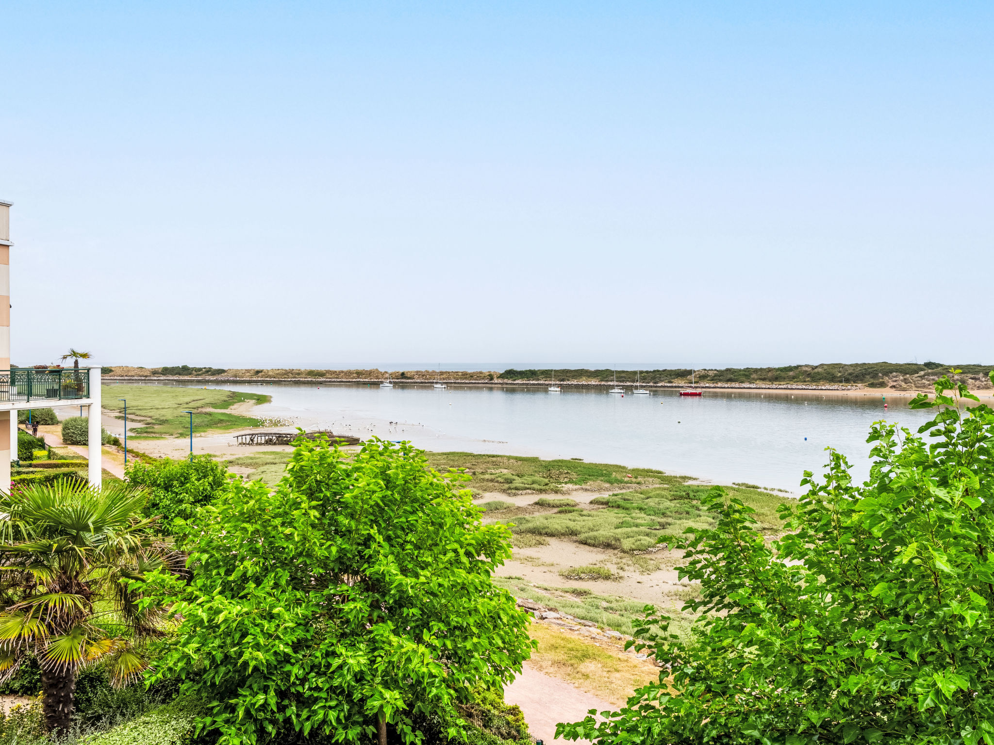 La Presqu'île - Outside
