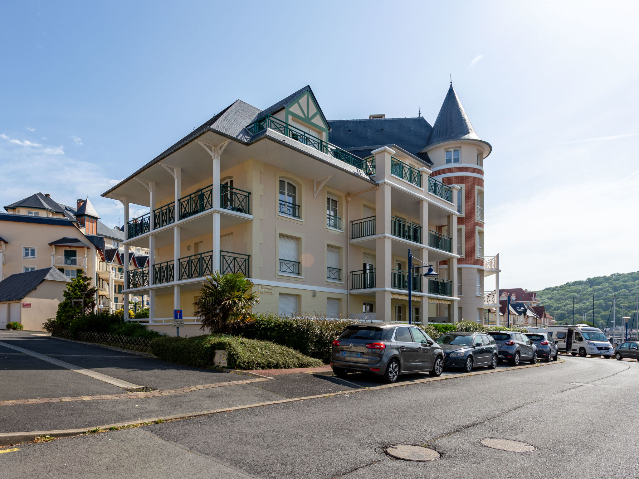 Le Manoir-Draußen